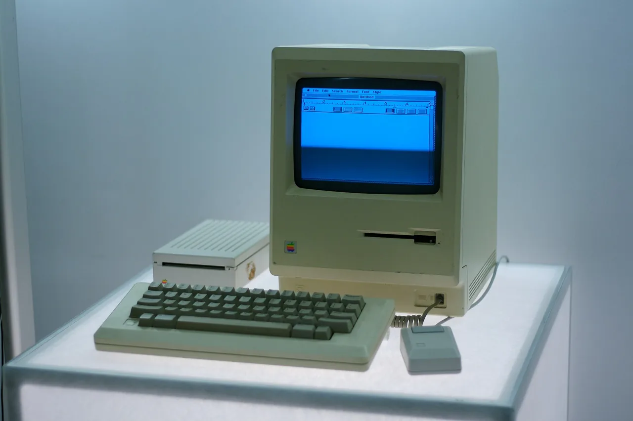 Apple macintosh-classic, archival photo